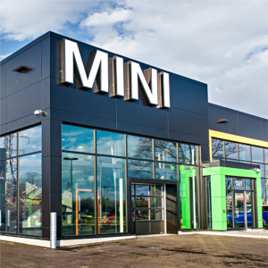 Front view of the MINI Ottawa dealership, a project that sought to redevelop portions of an existing building dating from the 1960’s, creating a harmonic integration of new and existing results.